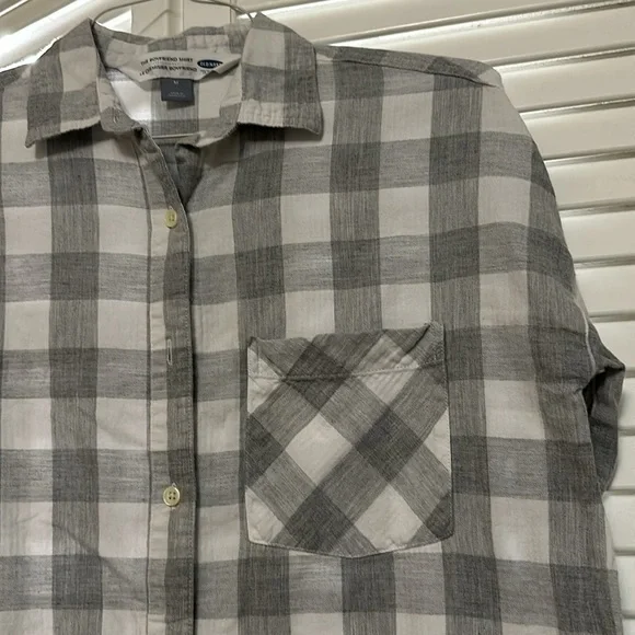 Old Navy women’s grey and white checkered boyfriend button shirt. Size medium - Picture 4 of 4